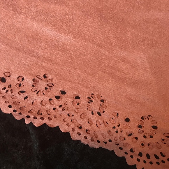 Last one ☝🏽 ! Scallop Cut out Suede Halter Top - Picture 3 of 6